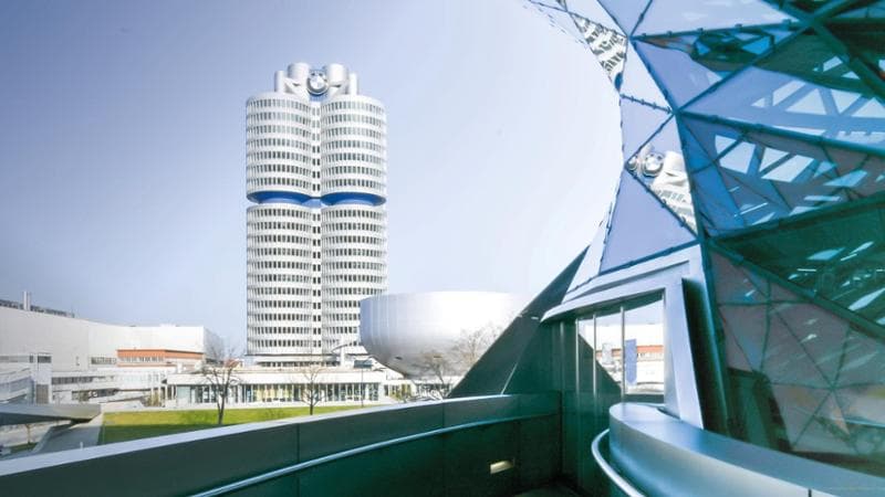 Gruppo Bmw, ecco il piano strategico: tra IA e nuovi modelli tagliato anche il 20% dei manager