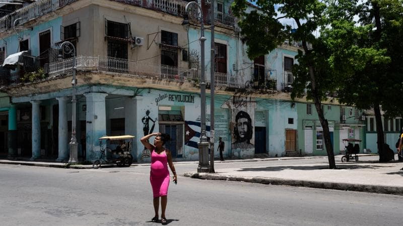 Una donna incinta attraversa la strada nella piazza del  Parco Fe del Valle (Caterina Rapezzi)