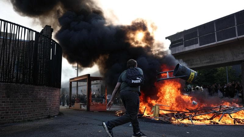 Francia, oltre 400 scuole chiuse dopo le proteste degli studenti. Darmanin: “Genitori paghino danni”