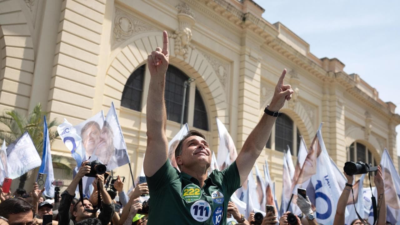 Sicurezza, chiesa, famiglia. Flávio Bolsonaro, nel nome del padre: “Se vinco concederò l’indulto”