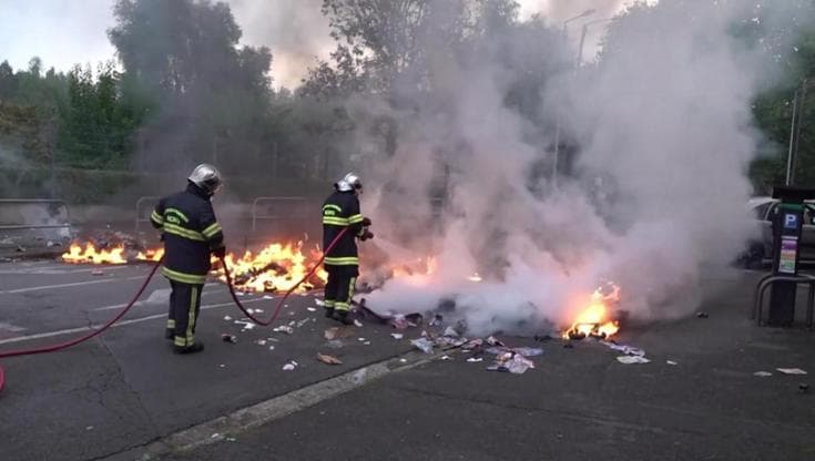 Francia, protesta studenti tra cassonetti a fuoco e cortei pacifici: "A scuola topi e scarafaggi"