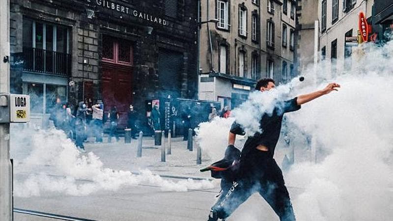 FRANCIA IN SUBBUGLIO: 400 LICEI CHIUSI e STUDENTI PRONTI A LOTTARE!