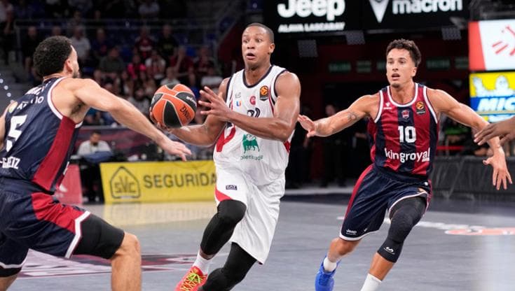 Devon Hall in azione