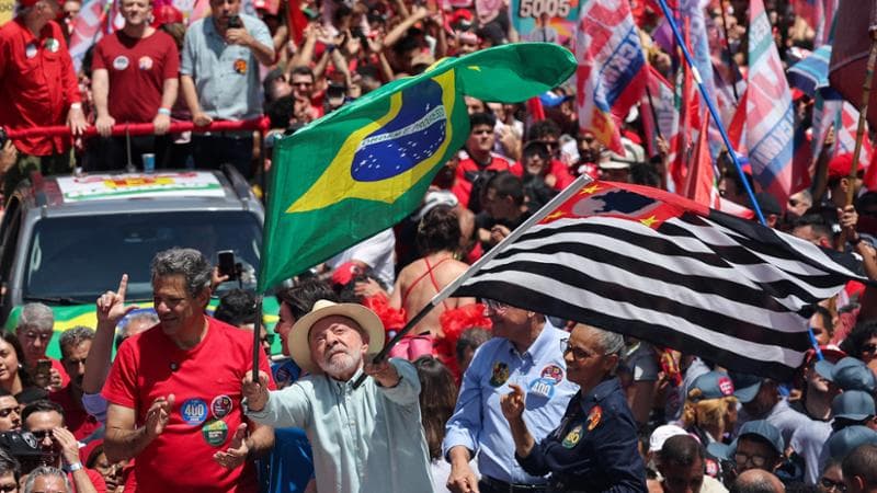 Brasile, un’onda rossa per Lula. Ma sulla corsa di Bolsonaro Jr, l’ombra di ingerenze Usa