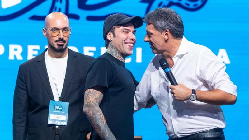 Fedez attacca Segre, imbarazzo sul palco della Leopolda. E il “Kraken” è stanco