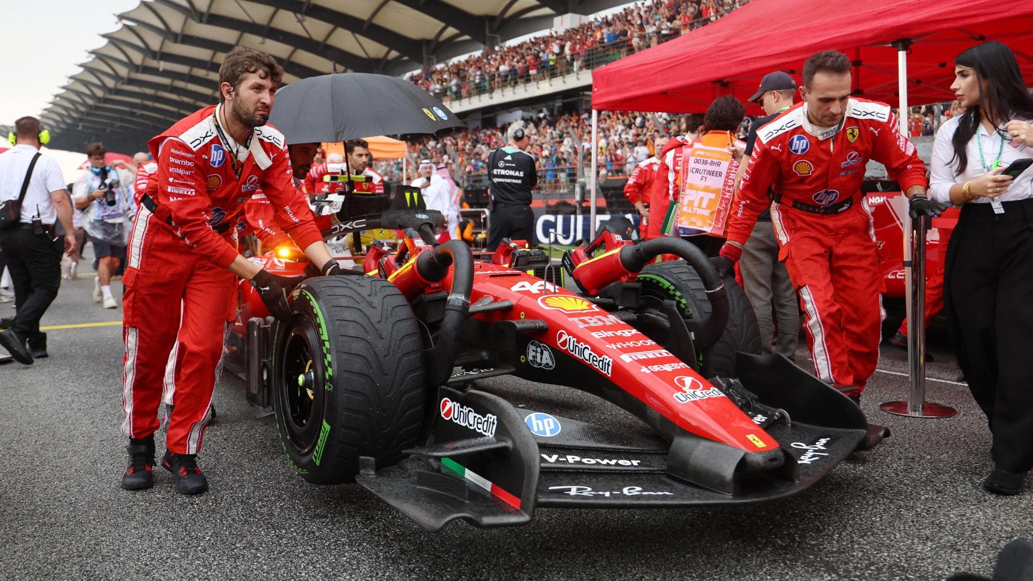 Diretta F1, Verstappen scatta dalla pole a Sepang: partenza ritardata per pioggia