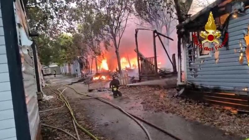 Peschiera del Garda, vasto incendio in un camping: decine di feriti