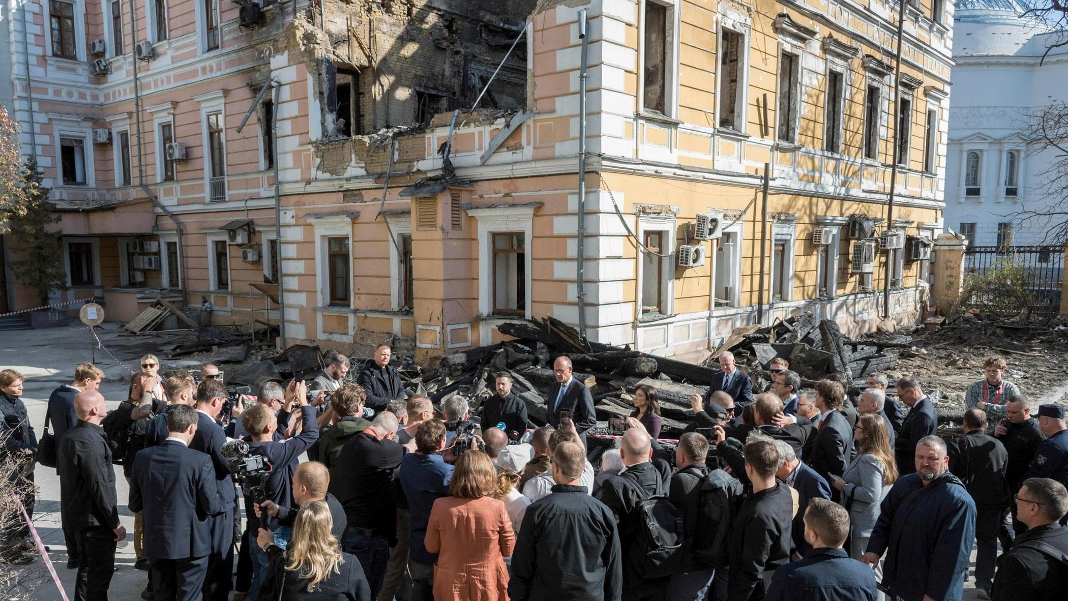 merz a kiev accolto dai droni russi colpito un altro ponte sul dnipro da Repubblica.it merz a kiev accolto dai droni russi colpito un altro ponte sul dnipro