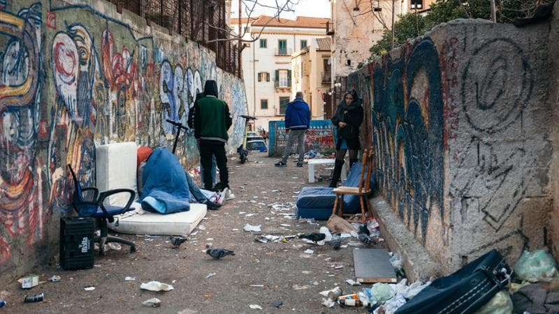 Un vicolo di Ballarò, dove i tossicodipendenti si ritrovano per acquistare o assumere le dosi