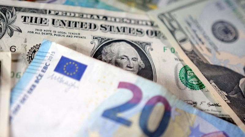 Le Borse di oggi, 5 ottobre. Euro ai minimi con i timori sul debito pubblico, focus su Intesa-Mps