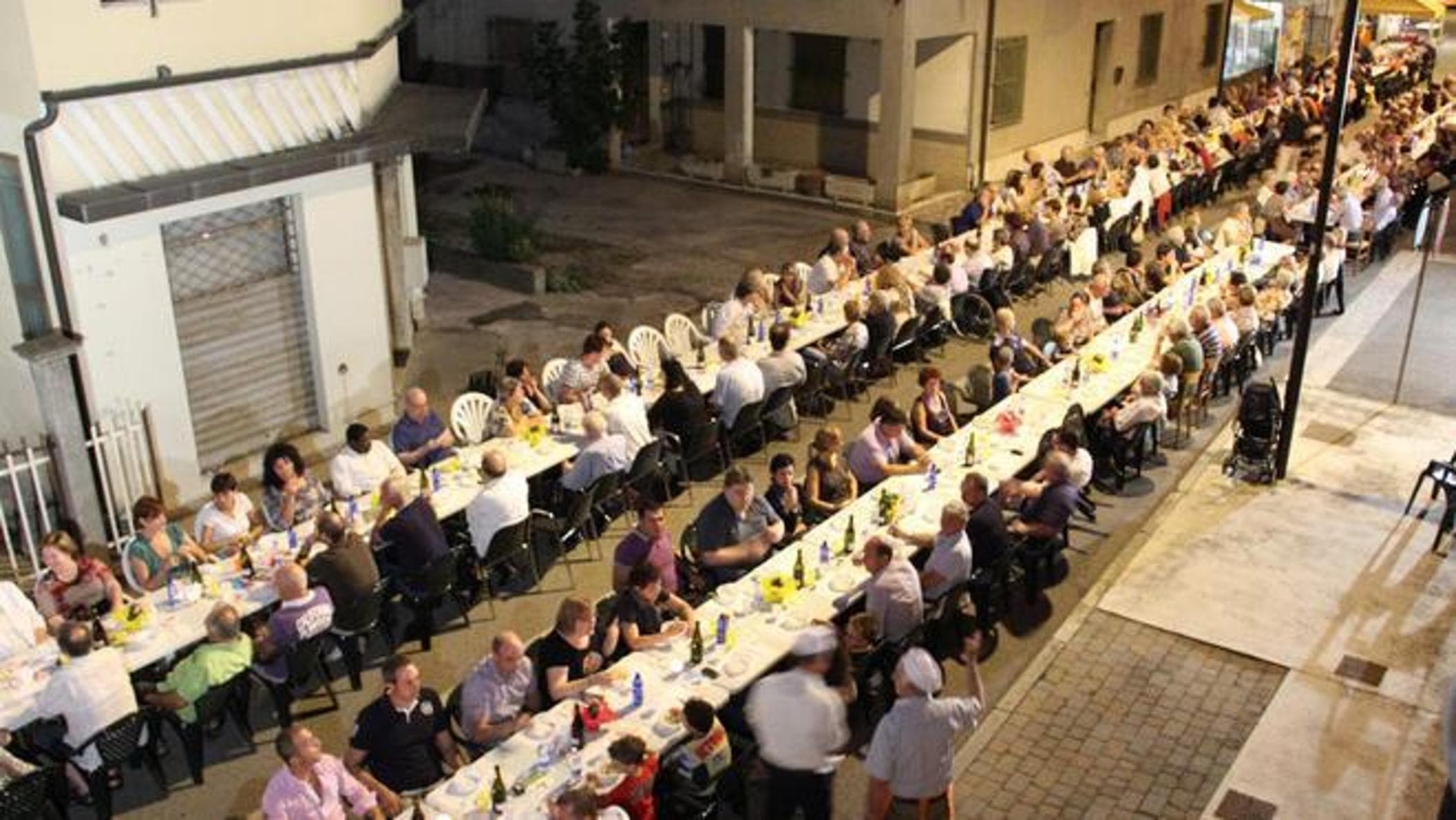 Una tavola lunga come l’Italia: dal Piemonte a Ventotene, il fenomeno delle cene di comunità