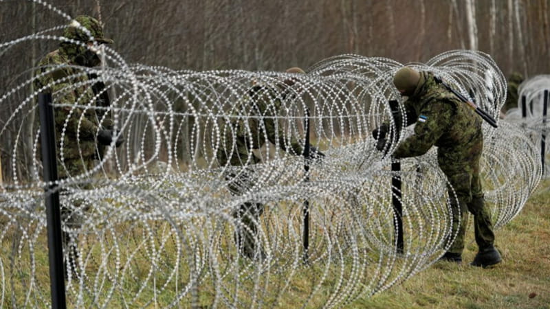 L’Estonia avvicina le truppe al confine russo. Berlino: “Mosca conduce già una guerra-ombra”