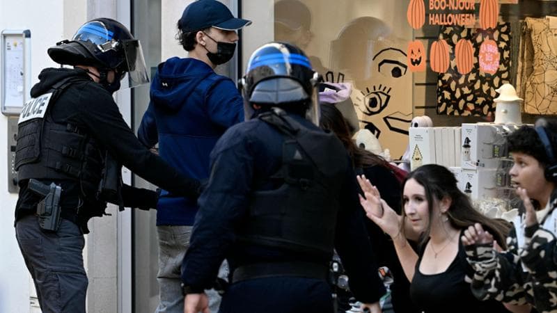 Francia, 15enne perde una mano durante le proteste studentesche: indagine su granata della polizia
