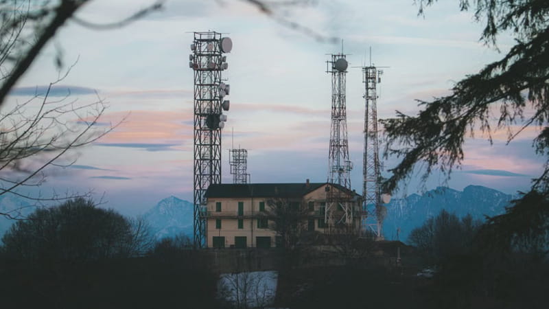 Frequenze telefonini, l’Antitrust frena sui rinnovi: “Si rischia mercato congelato per 8 anni”