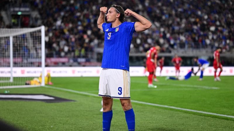 Pio Esposito esulta dopo il gol del 3-1