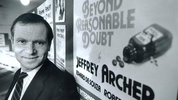 Jeffrey Archer, è morto lo scrittore inglese re dei bestseller. Aveva 86 anni. Oggi esce il suo ultimo romanzo