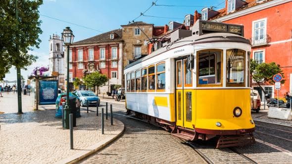 Vacanza che fa bene all’umore, ecco le 5 città più felici per chi fa turismo. Lisbona numero uno