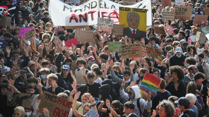 Francia, gli studenti tornano in piazza dopo gli scontri: Parigi blindata per il corteo