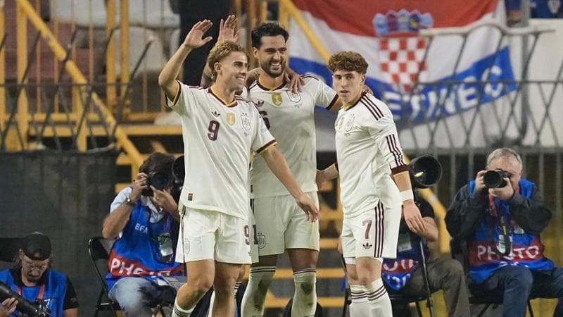 Merino festeggiato dai compagno dopo il gol del 2 a 1