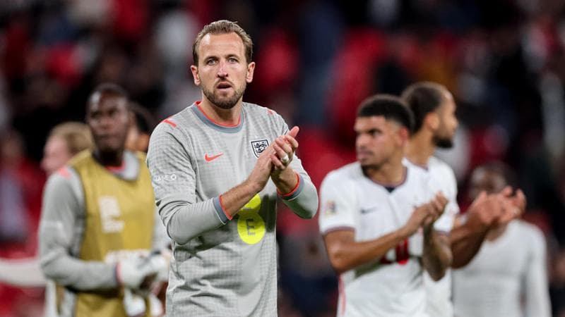 Kane applaude i tifosi a fine partita