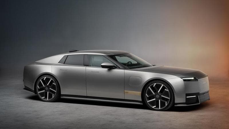 Jaguar rompe il silenzio e svela la Type 01, GT elettrica a 4 porte con tre motori da 1.030 Cv 