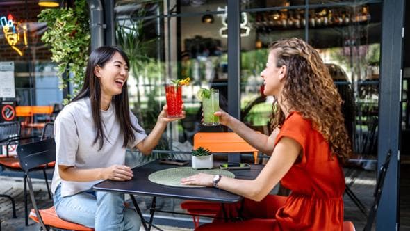 Millenial e Zoomer alla ricerca di relazioni sociali, tra incontri e conversazioni autentiche