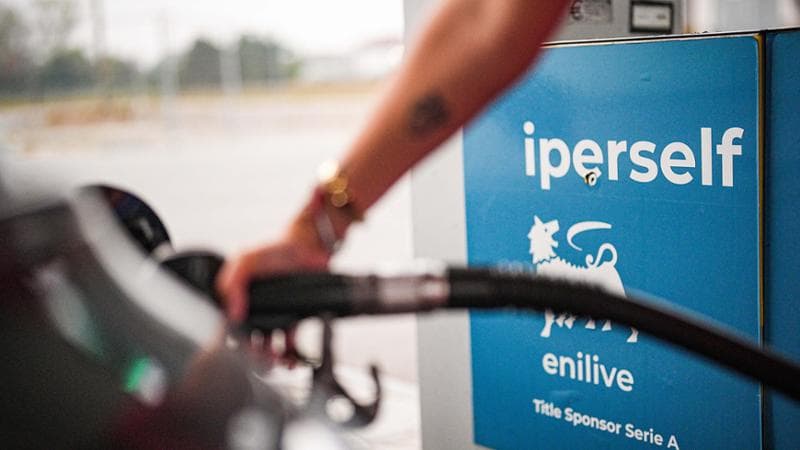 Eni, il prezzo del diesel scende a 2,21 euro ma resta il tetto a 2,25