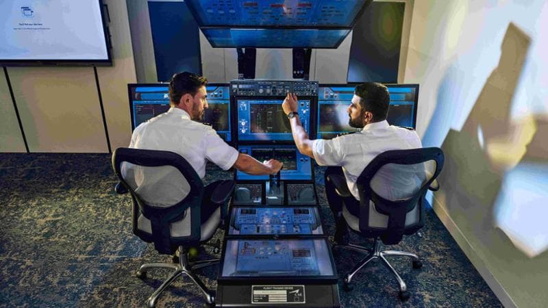 Emirates cerca tra gli italiani, al via le selezioni per piloti e personale di cabina