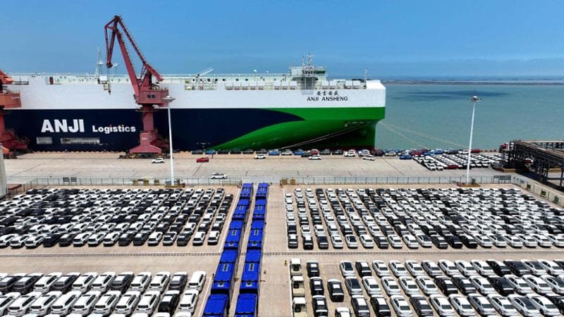 Troppe auto dalla Cina, l’Ue pronta a limitare l’import delle ibride: la mossa che irrita Pechino
