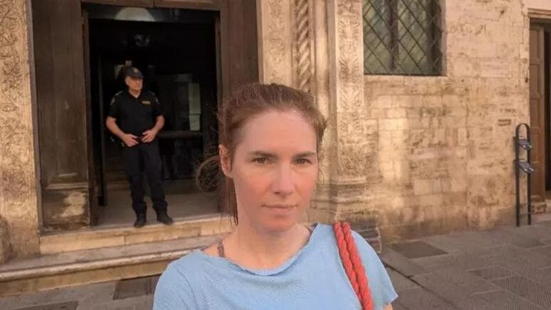 Amanda Knox, quindici anni dopo l’assoluzione: il selfie davanti al tribunale di Perugia