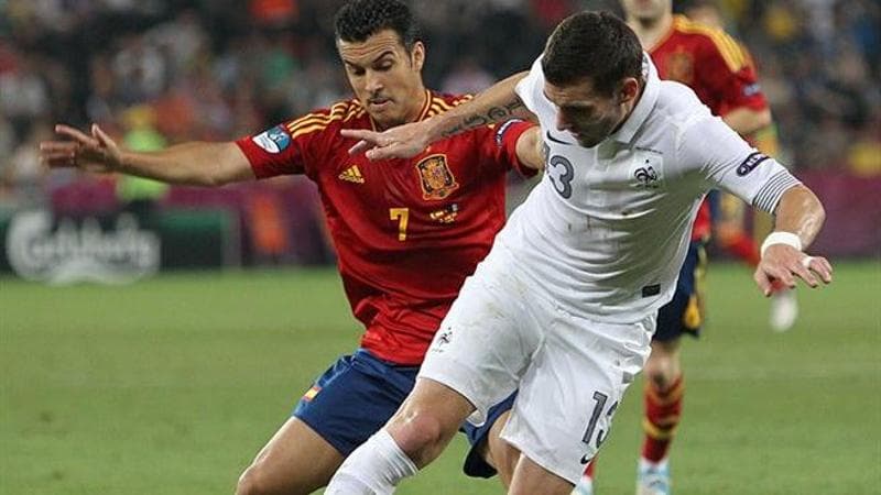 Pedro contrasta il francese Anthony Réveillère durante i quarti di finale del campionato europeo 2012