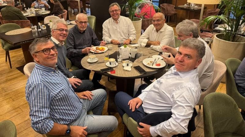 Copertina: A tavola con il Nobel: i fisici a colazione con Francis Halzen per festeggiarlo