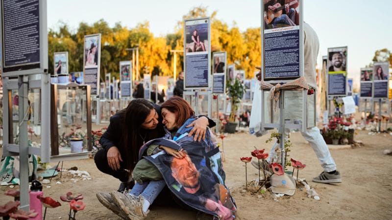 Copertina: Sulle lapidi dei giovani massacrati da Hamas: “Il 7 ottobre è infinito”