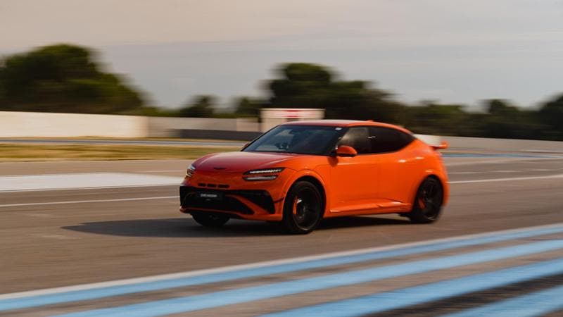 Genesis GV60 Magma, in pista al Paul Ricard con il Suv elettrico da 650 Cv che “cambia” marcia