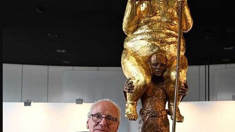 Trump nudo e d'oro con mazza da golf e bilancia, la statua al Parlamento europeo: “Re dell'ingiustizia”