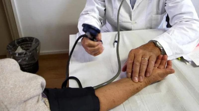 Svizzera senza medici di base: i “camici” arrivano dall’Italia attirati dagli stipendi d’oro