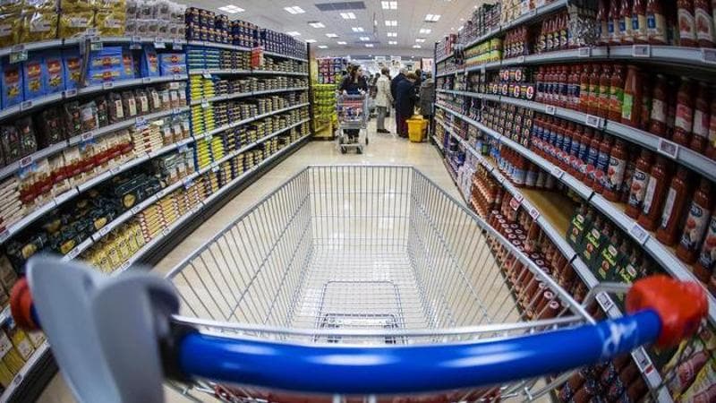 Nel 2025 una famiglia su 3 ha tagliato la spesa alimentare: conto più salato per le persone sole