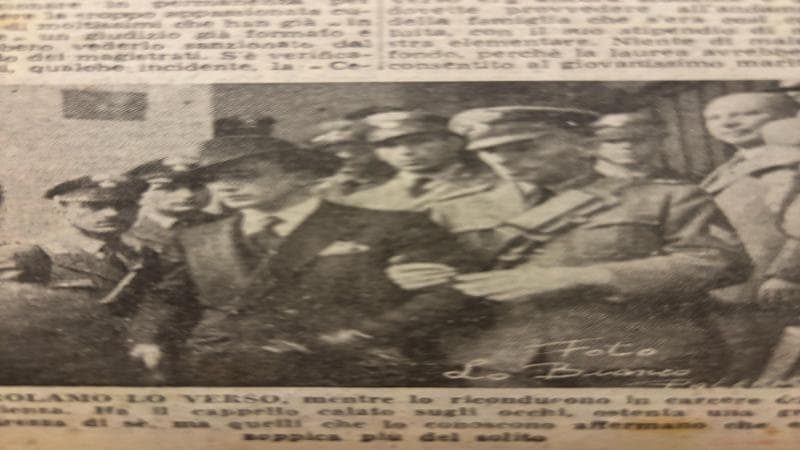 Palermo, 1949: Girolamo Lo Verso viene condotto nell’aula del processo per l’assassinio della moglie Sofia Malatto. Sarà condannato all’ergastolo