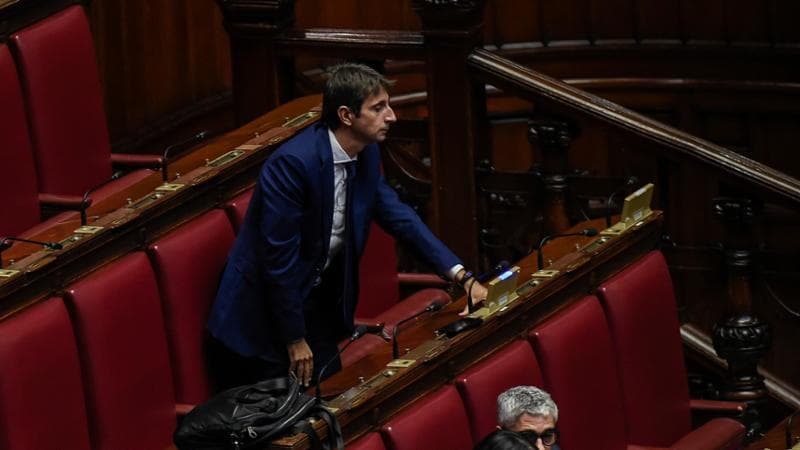Aula strapiena, vedette di FdI e trucchi sulla pulsantiera. E così il Melonellum è diventato legge