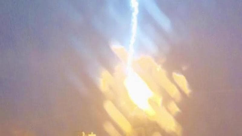 Ischia, il fulmine colpisce la cupola della chiesa: le immagini spettacolari di un turista
