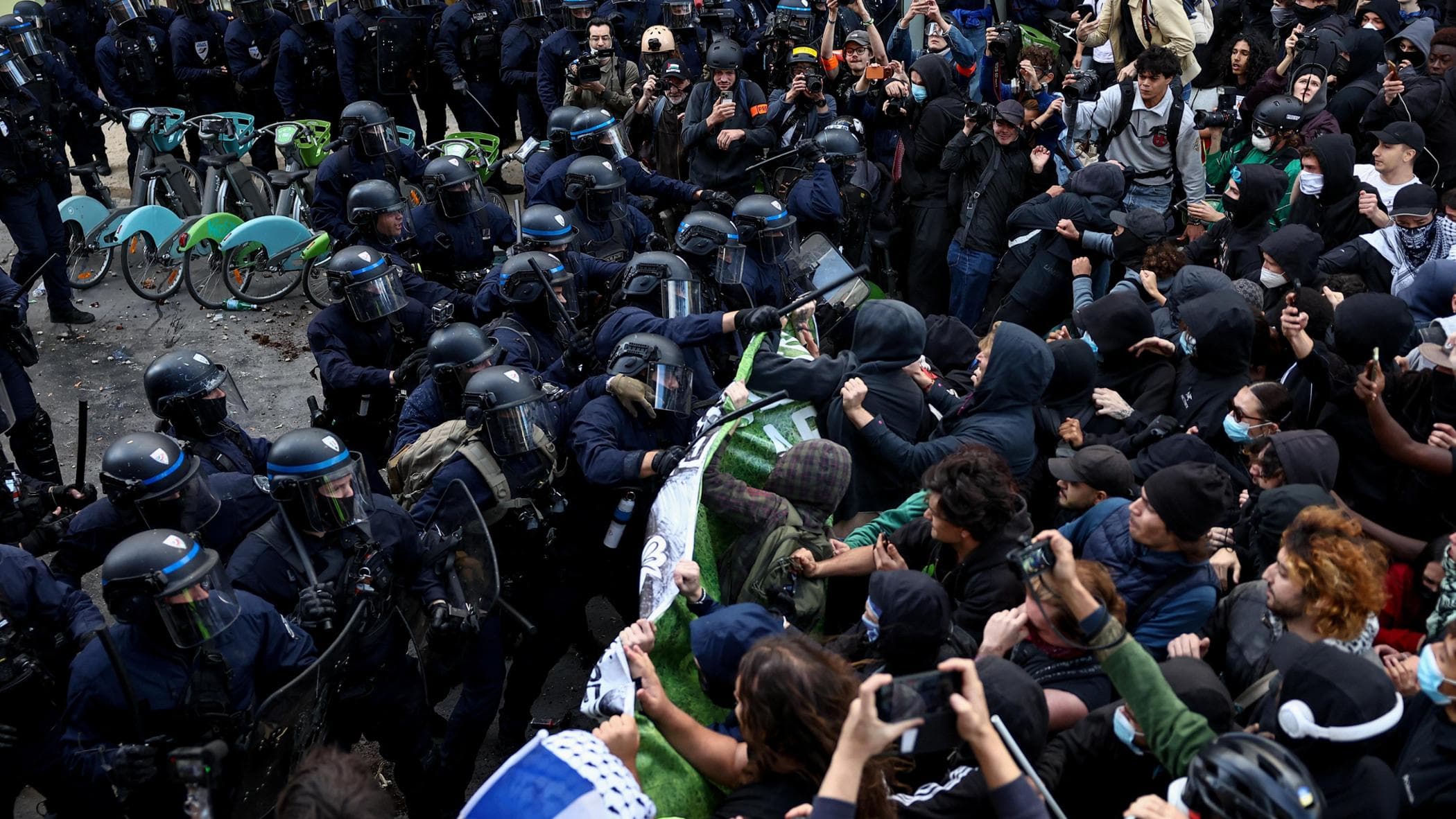 proteste degli studenti a parigi polizia usa lacrimogeni per disperdere la folla alla bastiglia da Repubblica.it proteste degli studenti a parigi polizia usa lacrimogeni per disperdere la folla alla bastiglia