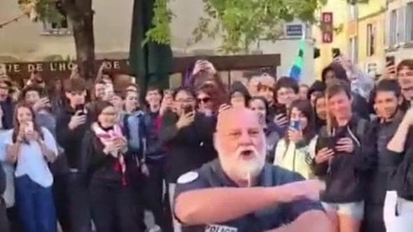 Gli studenti in piazza pazzi per l'haka del poliziotto che si lancia in una “battle d’aura”