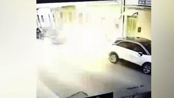 Esplosione distrugge un appartamento, il coraggio dei vicini che estraggono due uomini dalle fiamme