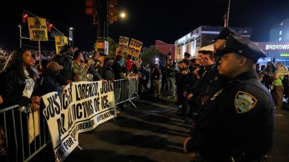 New York, un agente dell’Ice spara e ferisce un uomo. Proteste e arresti, Mamdani al tycoon: “Stop ai raid”