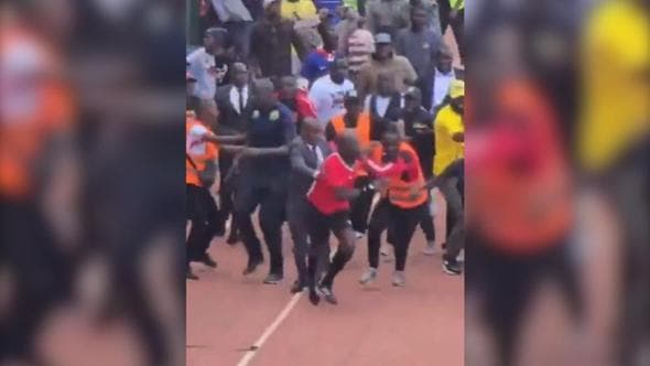 Kenya, l'arbitro assegna il rigore ed è caos: la fuga del direttore di gara inseguito dai giocatori