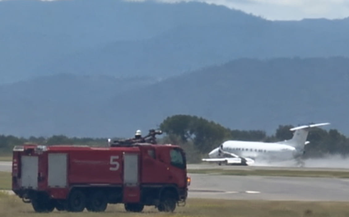 L'atterraggio d'emergenza sotto lo sguardo dei Vigili del fuoco
