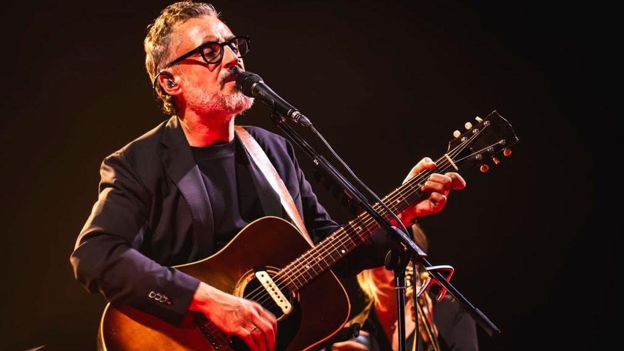 Brunori Sas in concerto a Milano: canzoni, monologhi e niente bis