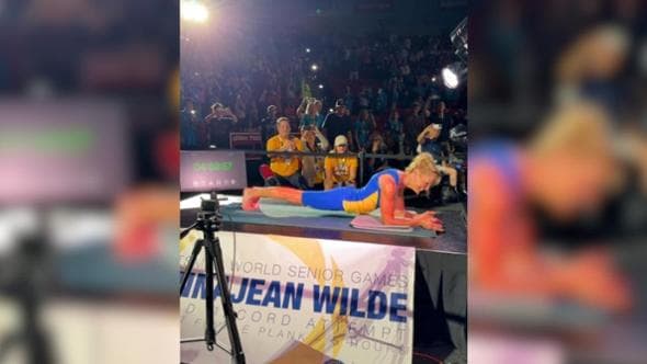 Cinque ore immobile in un esercizio di plank: il record di un'atleta canadese di 61 anni