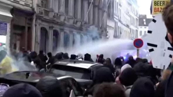 Bruxelles, in piazza contro i tagli del governo: i manifestanti si scontrano con la polizia