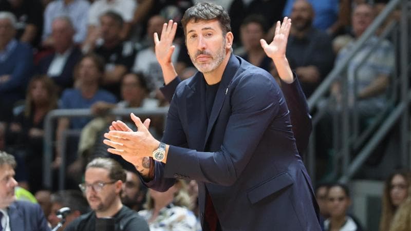 Il coach di bologna Alex Mumbr&uacute;
